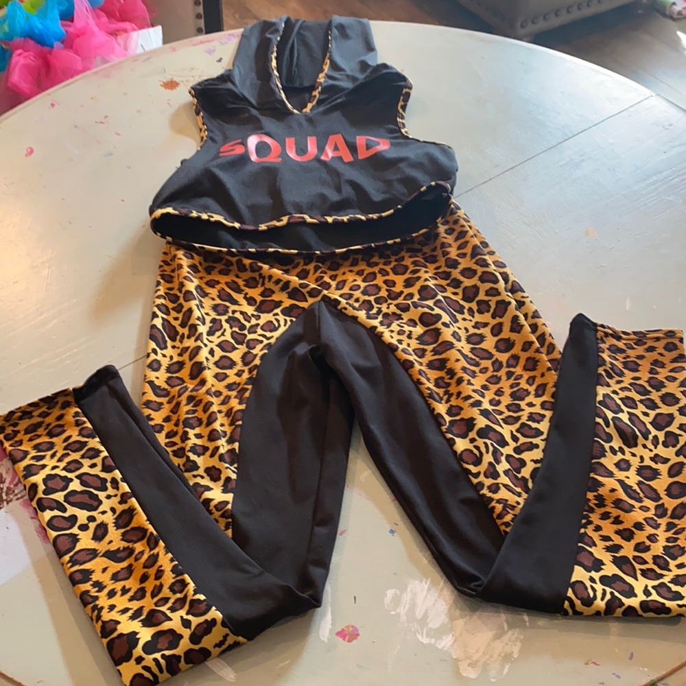 2 piece cheetah squad set